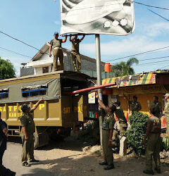 Satpol PP Bersihkan Reklame Ilegal