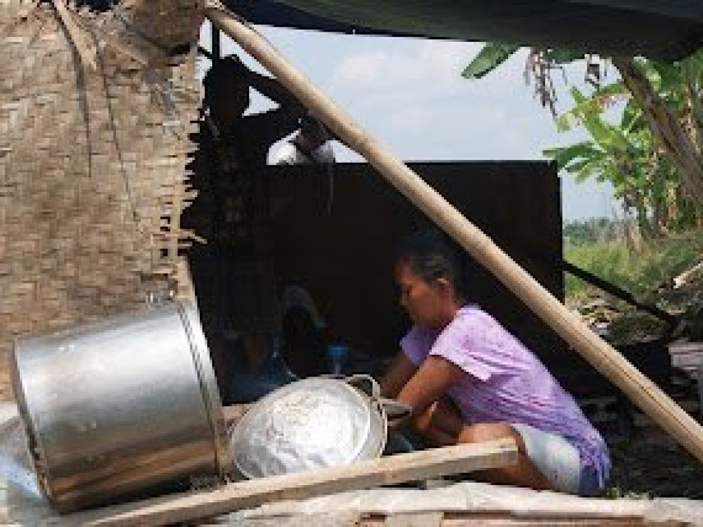 Korban Penggusuran Bertahan Di Dalam Tenda