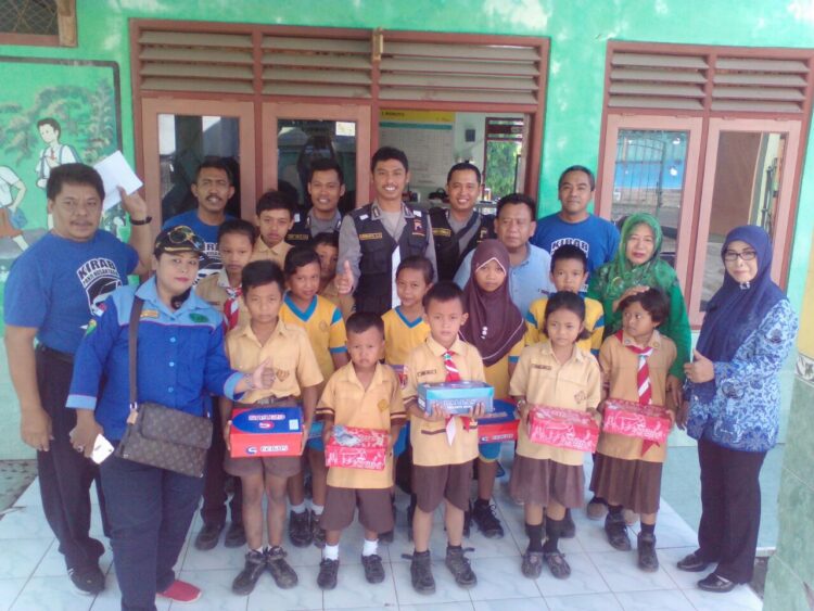 KPYC Berbagi 241 Pasang Sepatu untuk Anak Yatim