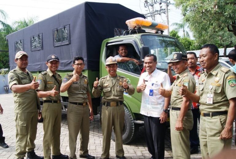 Camat Cepu Terima Truk Operasional Satpol PP