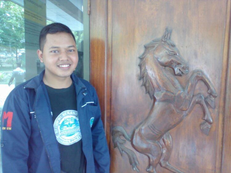 Akbar, Lebih Penting Presiden BEM Daripada Pacar