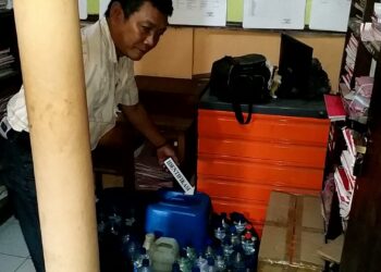 Polsek Cepu Sita Ratusan Liter Miras