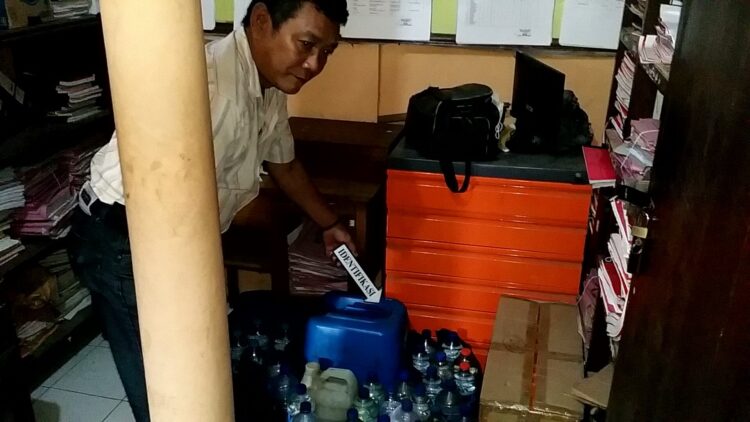 Polsek Cepu Sita Ratusan Liter Miras
