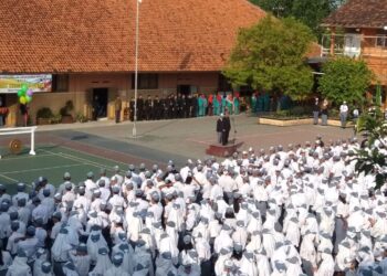 Hari Pertama Masuk Sekolah di SMA Negeri 1 Cepu Ditandai Pelepasan Balon Hingga Sungkem Orang Tua