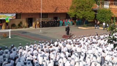 Hari Pertama Masuk Sekolah di SMA Negeri 1 Cepu Ditandai Pelepasan Balon Hingga Sungkem Orang Tua