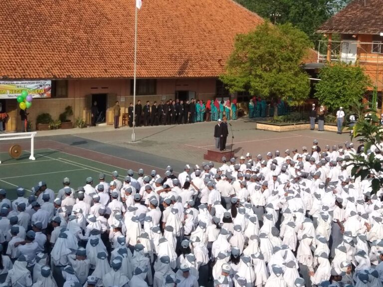 Hari Pertama Masuk Sekolah di SMA Negeri 1 Cepu Ditandai Pelepasan Balon Hingga Sungkem Orang Tua