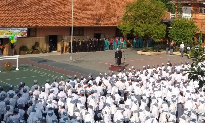 Hari Pertama Masuk Sekolah di SMA Negeri 1 Cepu Ditandai Pelepasan Balon Hingga Sungkem Orang Tua