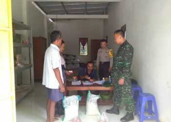 Sinergitas Babinsa dan Bhabinkamtibmas Polsek Cepu Polres Blora Sambangi E Warung