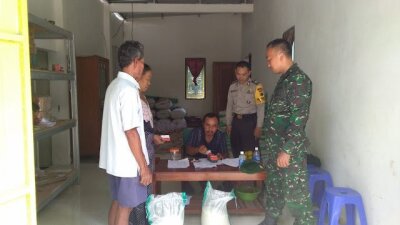 Sinergitas Babinsa dan Bhabinkamtibmas Polsek Cepu Polres Blora Sambangi E Warung