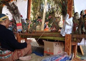 Sedekah Bumi, Warga Cabean Tampilkan Wayang Krucil