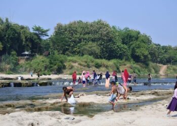 Peduli Lingkungan, Anak-anak Punguti Sampah di Kracakan