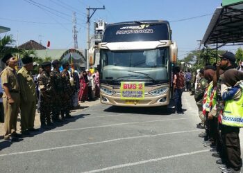 77 Jamaah Calon Haji Kloter 56 Berangkat dari Cepu