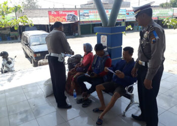 Di Terminal Cepu, Unit Dikyasa SatLantas Polres Blora Sebar Brosur dan Himbau Masyarakat Tertib Lalu Lintas