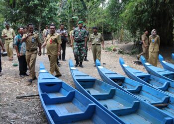 Nelayan Bengawan Solo Terima Bantuan Perahu dan Alat Tangkap Ikan