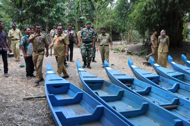 Nelayan Bengawan Solo Terima Bantuan Perahu dan Alat Tangkap Ikan