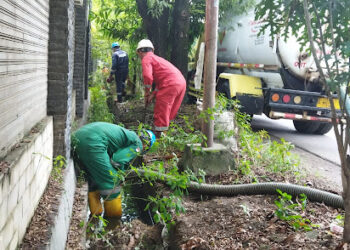 Diduga Ada Kebocoran Pipa, Minyak Mentah Meluber ke Parit