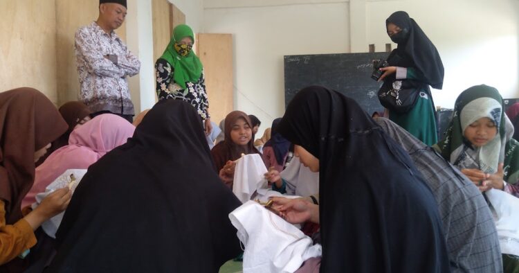 Program Kewirausahaan, Santri Al-Ittihad Belajar Membatik