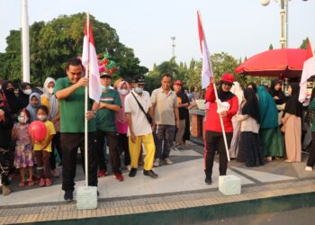 Bupati Blora Bagi-Bagi Bendera Merah Putih ke Warga di Car Free Day Sambut HUT RI Ke 77