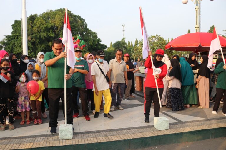 Bupati Blora Bagi-Bagi Bendera Merah Putih ke Warga di Car Free Day Sambut HUT RI Ke 77