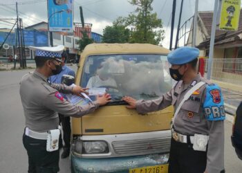 Hari Pertama Operasi Zebra 2022, Polres Blora Bagikan Pamflet Tertib Berlalu Lintas