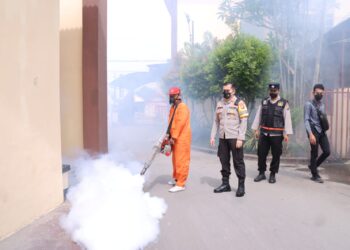 Gandeng Dinas Kesehatan, Polres Bojonegoro dan Kodim 0813 Bojonegoro Gelar Fogging se-Kabupaten Bojonegoro