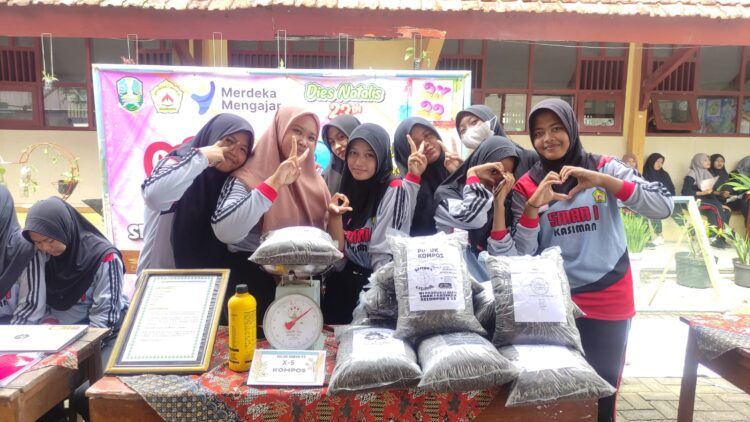 HUT Ke-23 SMA N 1 Kasiman Tampilkan Pameran Wirausaha Rekayasa dan Teknologi Kearifan Lokal