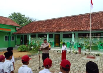Gelorakan Kamtibmas Di Sekolah, Kapolres Blora Instruksikan Bhabinkamtibmas Jadi Pembina Upacara Di Sekolah 4 Gelorakan Kamtibmas Di Sekolah, Kapolres Blora Instruksikan Bhabinkamtibmas Jadi Pembina Upacara Di Sekolah