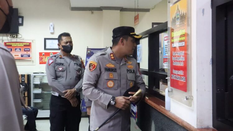 Pastikan Pelayanan Prima, Kapolres Sidak Kantor Samsat Blora