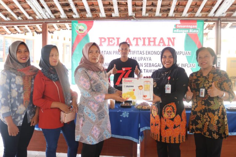 Wabup Etik Semangati Ibu-Ibu di Kunduran Untuk Terus Berinovasi