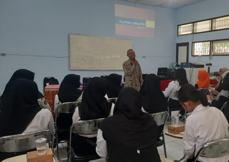 pemred-kabar-cepu-beri-diklat-jurnalistik-di-smkn1cepu