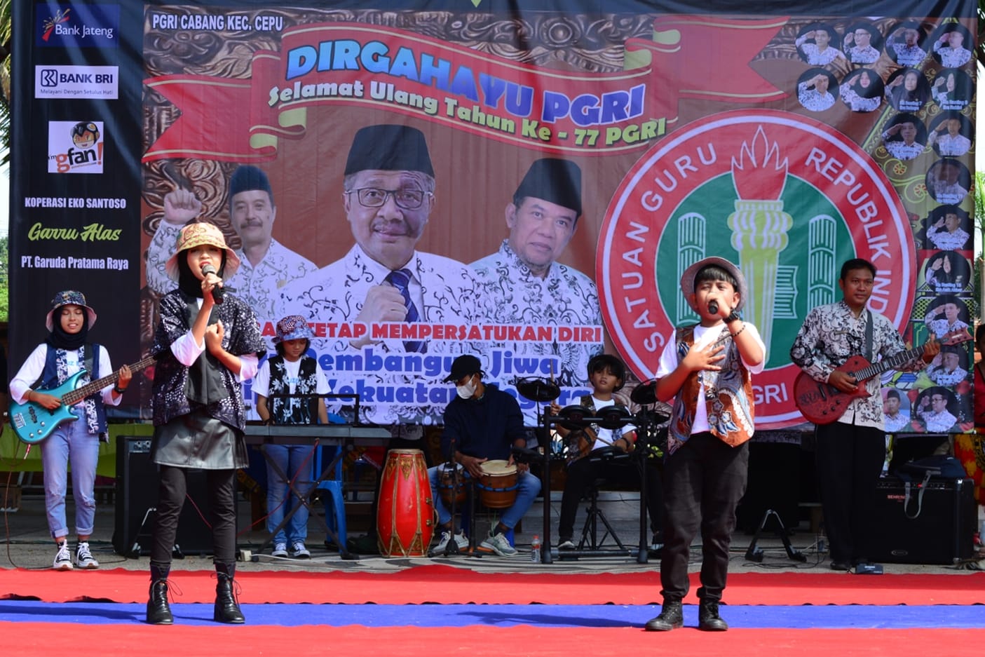 performance geniuz band di hut pgri dan hari guru nasional