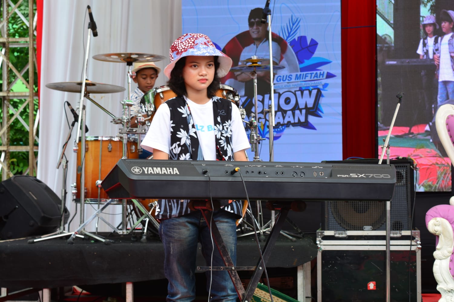 stephanie keyboardis geniuz band