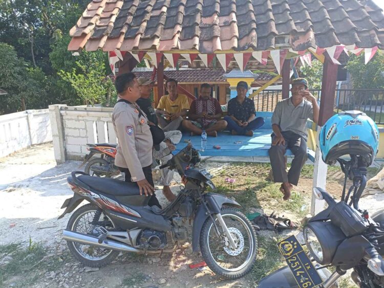 Sambangi Poskamling, Bhabinkamtibmas Polres Blora Ajak Warga Jaga Kamtibmas