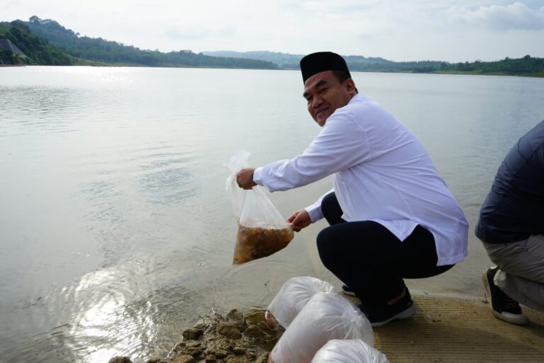 bupati blora lepas 15 ribu benih ikan di bendungan ini mancing mania siap siap