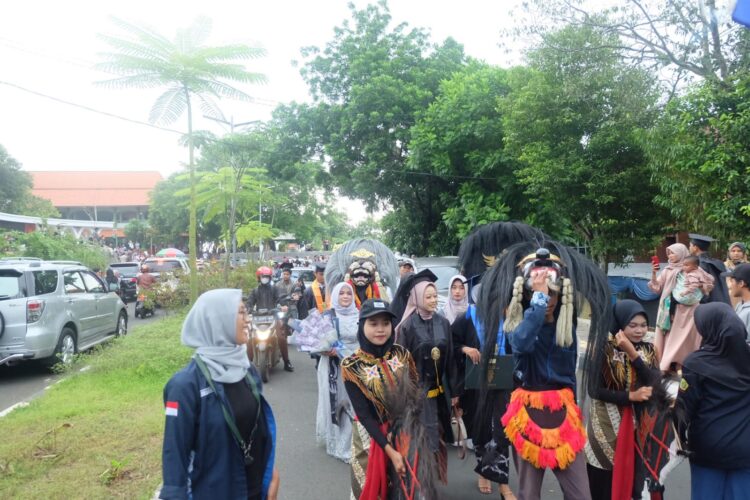 KEREN! Impara UIN Walisongo Semarang Mengiring Wisudawan dengan Kesenian Barongan