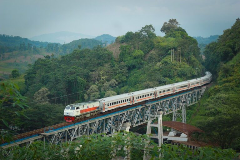 5 Kelebihan Naik Kereta Api