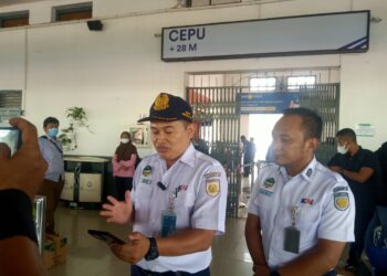 Manager Humas KAI Daop 4 Semarang, Ixfan Hendri Wintoko saat di Stasun Cepu ( Kabarcepu.id / Ahmad Sampurno )