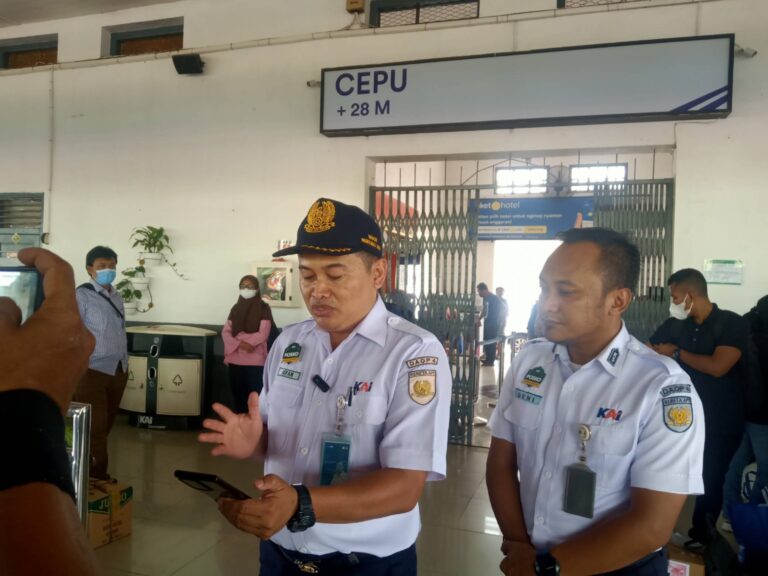 Manager Humas KAI Daop 4 Semarang, Ixfan Hendri Wintoko saat di Stasun Cepu ( Kabarcepu.id / Ahmad Sampurno )