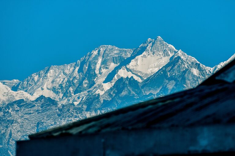 gunung kanchenjunga depan (pixabay)