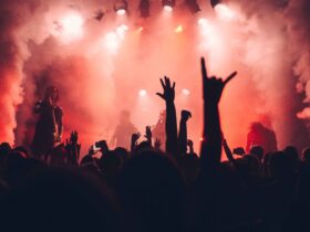 Menonton Konser Musik