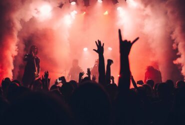 Menonton Konser Musik