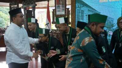 Bupati Blora Arief Rohman hadir dalam pelantikan pengurus Himpunan Mahasiswa Islam (HMI) Cabang Blora di Pendapa Rumah Dinas Bupati Blora, Minggu 14 Mei 2023.