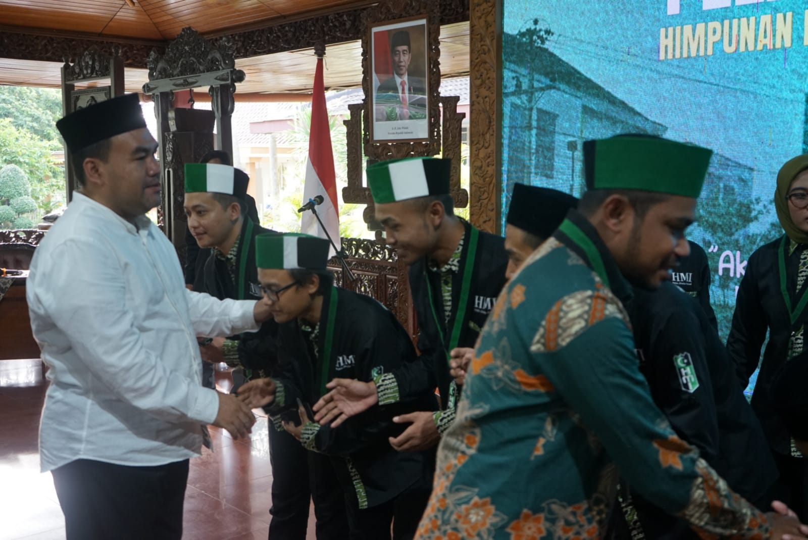 Bupati Blora Arief Rohman hadir dalam pelantikan pengurus Himpunan Mahasiswa Islam (HMI) Cabang Blora di Pendapa Rumah Dinas Bupati Blora, Minggu 14 Mei 2023.