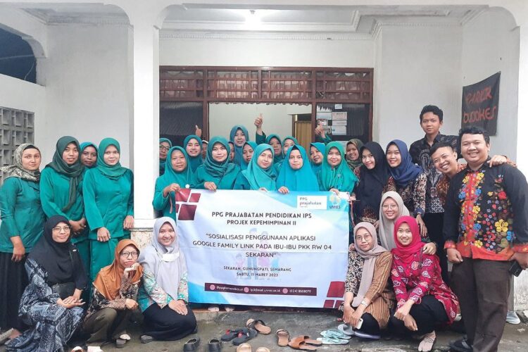 Mahasiswa PPG Prajabatan Gelombang 1 dari UNNES Ajak Ibu-Ibu PKK Pakai Google Family Link! IBU HARUS Tahu Ini