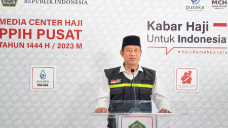 Juru Bicara PPIH Pusat Akhmad Fauzin di Media Center Haji (MCH) Asrama Haji Pondok Gede