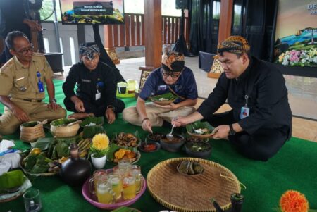 Bupati Blora Kenakan Pakaian Adat Samin