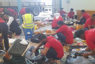 petugas keluarkan air zamzam dari koper jemaah haji