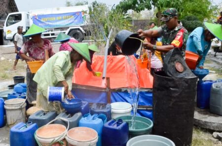 Kodim Bojonegoro salurkan air bersih