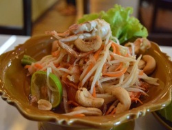 Salad Thailand Viral Bergizi, Segar, Asam, Pedas dengan Topping Seafood