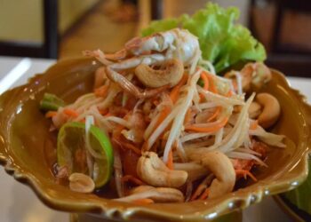 Salad Thailand Viral Bergizi, Segar, Asam, Pedas dengan Topping Seafood